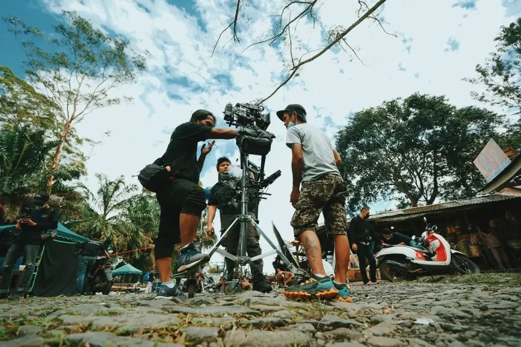 Tim produksi video di lokasi syuting